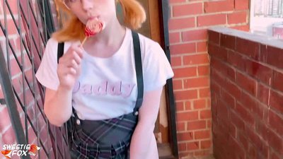 Schoolgirl sugit penitus dick et loco classes futuit.