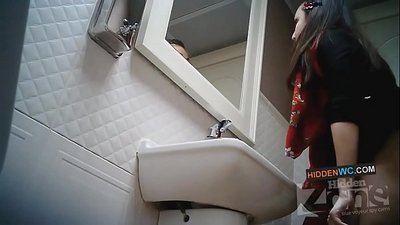 Camera occultatum footage in latrinae feminarum (I)