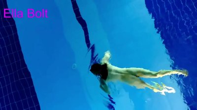 Vigilare non possum, iuvenis flava nuda natat in ELLA PLACULA, vigilans lacus