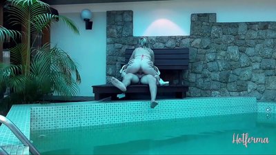 Bulla ancillam ad piscinam invitat, sed fervido resistere non potuit