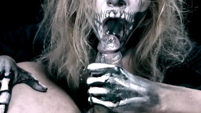 Demon puella sugentem gallum cum nigro ore suo deglutivit cum .