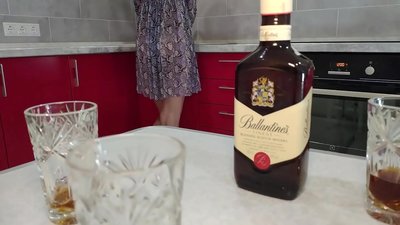 Concubitus amici cum uxore ebria. Spero me gravidam non habere.